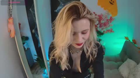 Snapshot of lucy_priincess chatting on October 25, 5:59 am lucy online show from October 25, 5:59 am