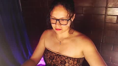 Snapshot of lucybluee chatting on December 3, 3:25 am Lucy Blue online show from December 3, 3:25 am