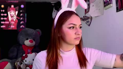 Snapshot of lucycherry__ chatting on November 1, 1:40 am LUCIA online show from November 1, 1:40 am