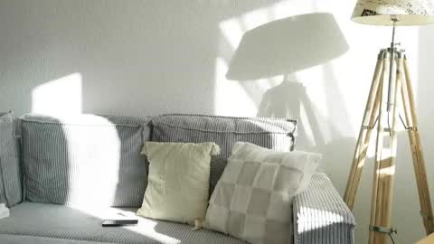 lucyxlou online show from December 1, 12:10 pm