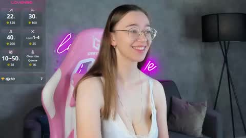 Snapshot of lucyy_green chatting on July 22, 12:57 am Lucy online show from July 22, 12:57 am