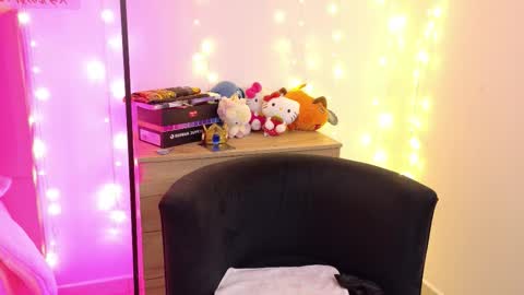 Snapshot of lucyy_peach chatting on November 11, 12:10 am LUCYY FROM HOME online show from November 11, 12:10 am