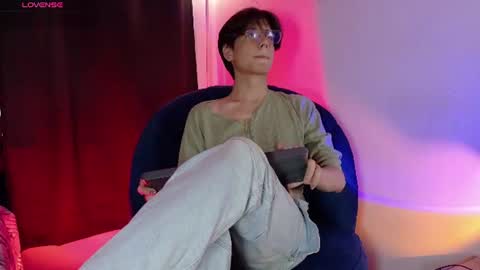 Snapshot of lui_x_dust chatting on June 17, 8:10 pm Lui online show from June 17, 8:10 pm