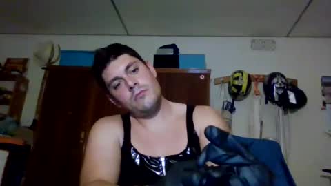 Snapshot of luis2423 chatting on October 21, 8:09 pm A slave to the mistress.. un esclavo para las amas dominantes. online show from October 21, 8:09 pm