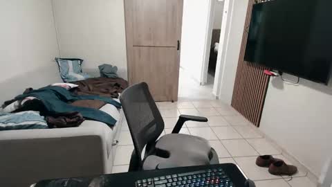 luis_flr online show from May 11, 1:50 pm