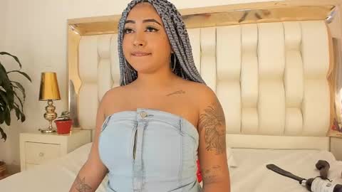 Snapshot of luisa_cameron chatting on January 29, 12:02 pm online show from January 29, 12:02 pm