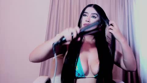 Snapshot of luisaa_diaz_ chatting on April 8, 10:10 pm Luisa Diaz online show from April 8, 10:10 pm
