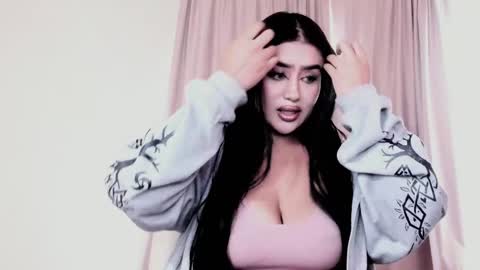 Snapshot of luisaa_diaz_ chatting on May 18, 4:13 pm Luisa Diaz online show from May 18, 4:13 pm