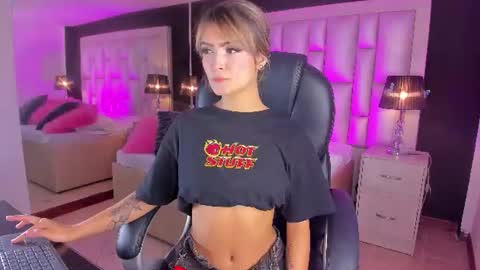 Snapshot of luisajonnes_ chatting on June 29, 3:23 pm Luisa online show from June 29, 3:23 pm
