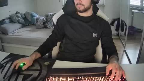 lukasschoetz online show from December 28, 12:45 pm