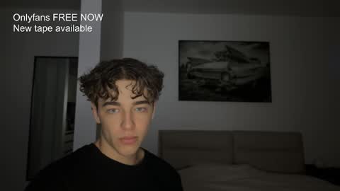 Snapshot of lukedesirable chatting on December 3, 9:24 pm lukedesirable online show from December 3, 9:24 pm