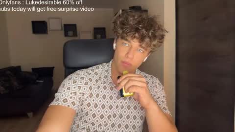 Snapshot of lukedesirable chatting on May 21, 7:32 pm lukedesirable online show from May 21, 7:32 pm