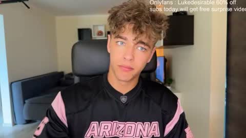 Snapshot of lukedesirable chatting on July 1, 8:27 am lukedesirable online show from July 1, 8:27 am