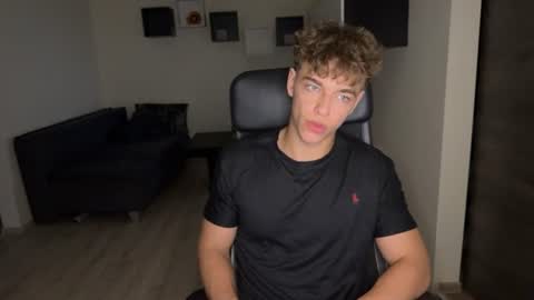 Snapshot of lukedesirable chatting on July 30, 10:42 pm lukedesirable online show from July 30, 10:42 pm