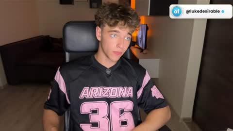Snapshot of lukedesirable chatting on August 4, 7:38 pm lukedesirable online show from August 4, 7:38 pm