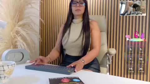 Snapshot of lulu_072 chatting on June 21, 12:24 am lulu online show from June 21, 12:24 am