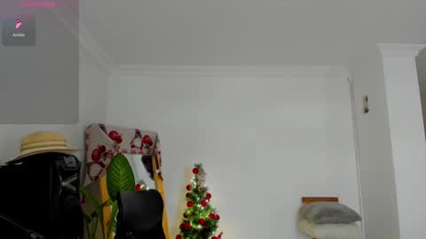 Snapshot of lulu_lopez chatting on December 15, 6:15 pm Lau  online show from December 15, 6:15 pm