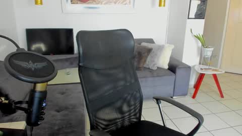 Snapshot of lulu_lopez chatting on February 12, 2:43 pm Lau  online show from February 12, 2:43 pm