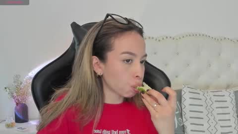 luluuberry online show from March 13, 6:47 pm