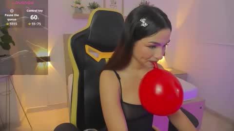 Snapshot of luma_sky chatting on November 16, 3:01 am L U M A online show from November 16, 3:01 am