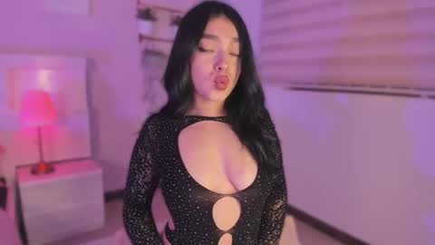 lummii_ online show from June 19, 7:17 pm
