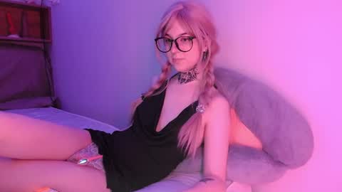Snapshot of luna__allure chatting on August 1, 11:03 pm Luna online show from August 1, 11:03 pm