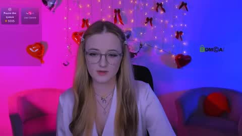 luna_berryy online show from April 24, 8:11 pm
