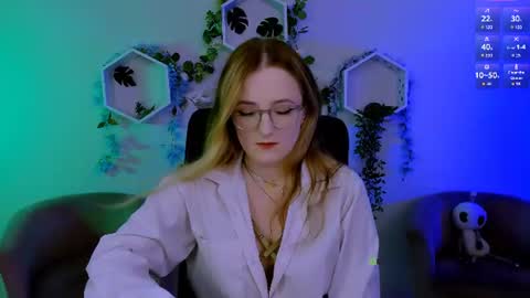 luna_berryy online show from June 16, 7:16 pm