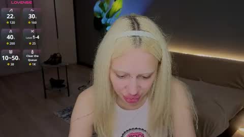 Snapshot of luna_beverly chatting on August 5, 8:55 pm luna_beverly online show from August 5, 8:55 pm