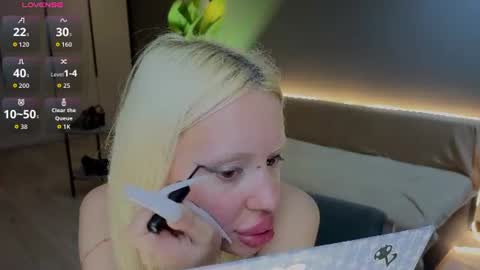 Snapshot of luna_beverly chatting on August 6, 8:55 pm luna_beverly online show from August 6, 8:55 pm