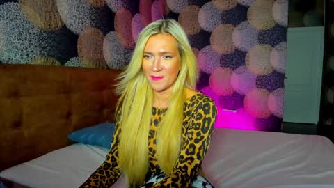 luna_lew1s online show from December 22, 9:44 am