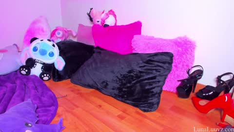Snapshot of luna_luuvz chatting on March 5, 6:12 am Luna Luuvz online show from March 5, 6:12 am