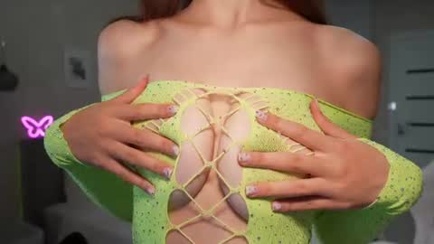 Snapshot of luna_yung chatting on June 24, 5:23 pm Sweet Luna online show from June 24, 5:23 pm