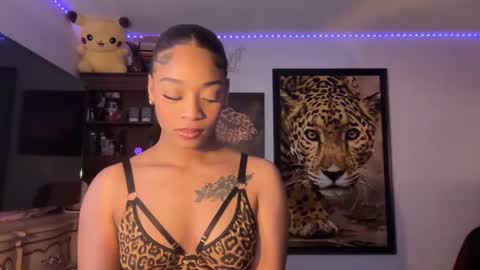 Snapshot of lunaa_11 chatting on February 20, 8:17 am lunaa_11 online show from February 20, 8:17 am