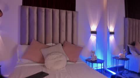 lunaa_moonn online show from May 14, 8:15 pm