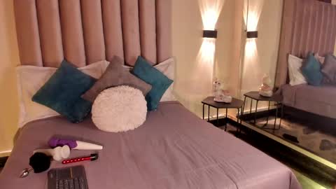 lunaa_moonn online show from May 23, 7:29 pm
