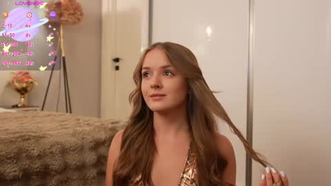 Snapshot of lunaaaura chatting on June 14, 3:03 pm Sophia online show from June 14, 3:03 pm