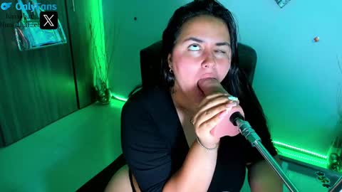 Snapshot of lunaahatzel chatting on December 10, 7:37 am Luna Hatzel online show from December 10, 7:37 am