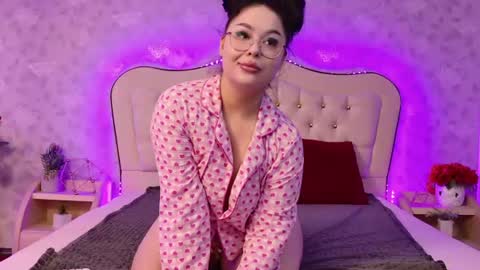 lunababe_ online show from July 3, 11:05 am
