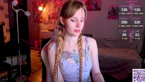 Snapshot of lunacyy chatting on April 4, 7:22 pm Britney online show from April 4, 7:22 pm