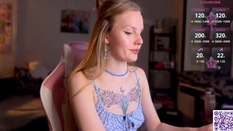 Snapshot of lunacyy chatting on April 16, 7:03 pm Britney online show from April 16, 7:03 pm
