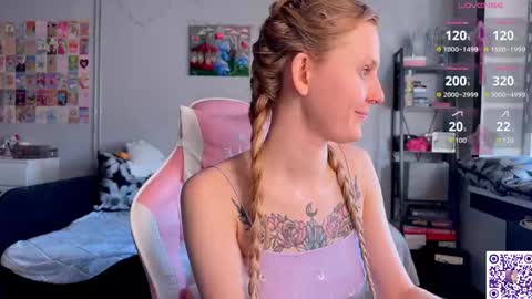 Snapshot of lunacyy chatting on April 17, 3:59 pm Britney online show from April 17, 3:59 pm