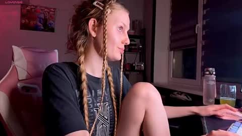 Snapshot of lunacyy chatting on April 20, 9:27 pm Britney online show from April 20, 9:27 pm