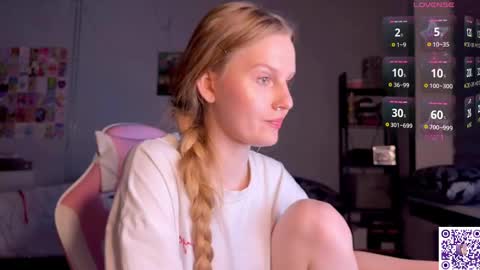 Snapshot of lunacyy chatting on April 27, 6:28 pm Britney online show from April 27, 6:28 pm