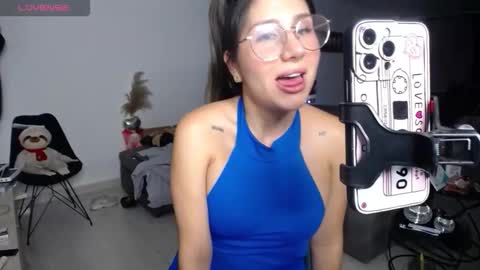 Snapshot of lunagardners chatting on December 18, 3:45 am lunagardners online show from December 18, 3:45 am