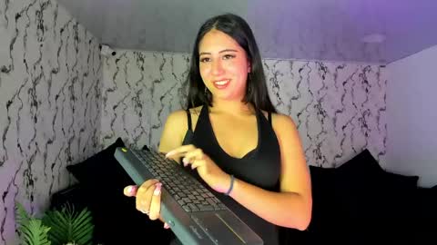 Snapshot of lunaliaa_ chatting on May 15, 5:25 am Lunalia online show from May 15, 5:25 am