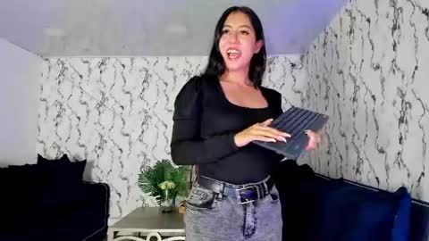 Snapshot of lunaliaa_ chatting on August 4, 5:21 am Lunalia online show from August 4, 5:21 am