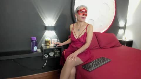 lunamisteriosa_ online show from April 24, 10:07 am