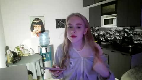 lunapeony online show from February 5, 4:11 pm