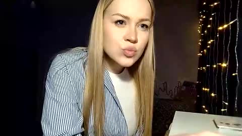 lunapeony online show from March 14, 11:10 pm